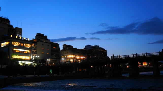京都鴨川の三条大橋付近の夕暮れ時の様子と葵色の空