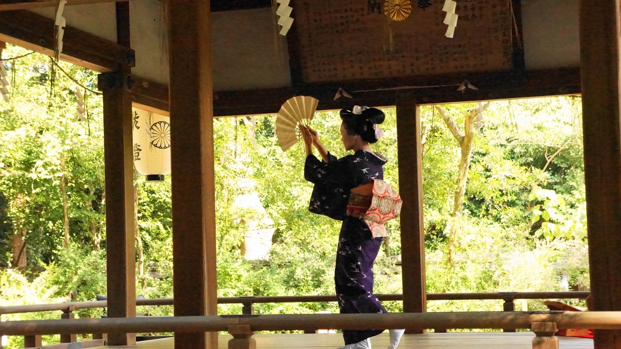 いろんなお着物を着て京舞が披露される梨木神社の萩まつり