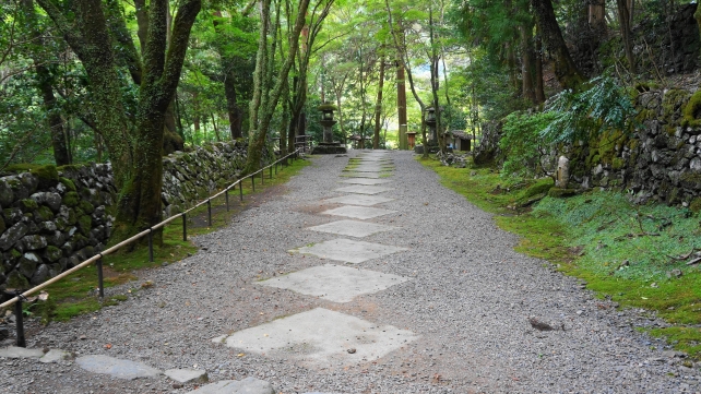 高山寺の本堂へ続く金堂道