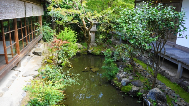 高山寺の石水院の中庭