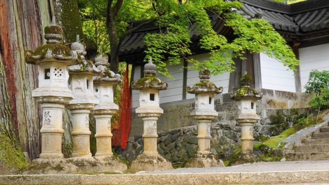 西明寺の表門付近の燈籠