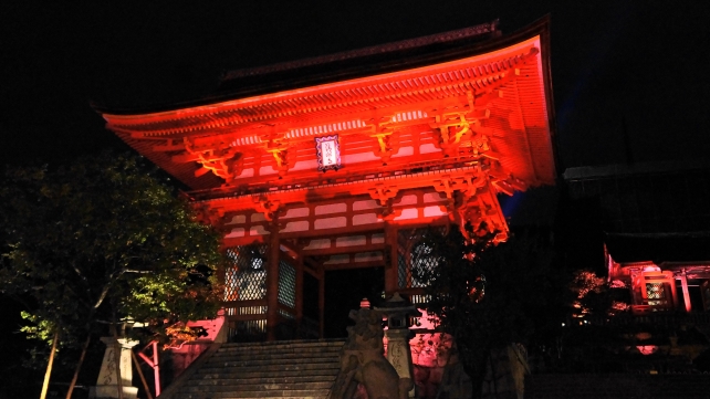 清水寺の仁王門のピンクライトアップ