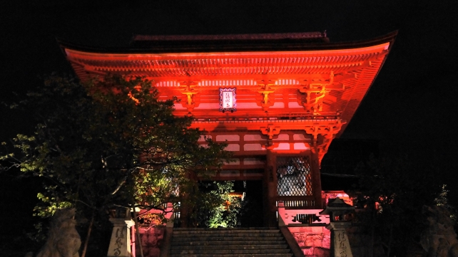 清水寺の仁王門のピンクリボンキャンペーンライトアップ