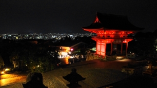 清水寺の仁王門のピンクリボンライトアップ 2014年10月