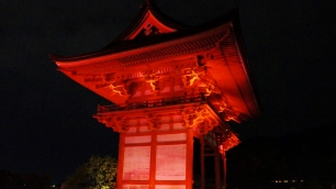 清水寺の仁王門のピンクリボンキャンペーンライトアップ