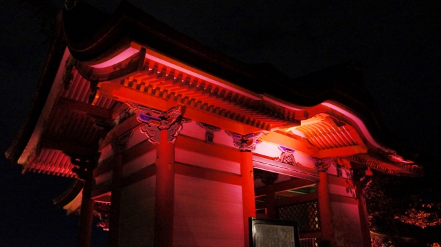清水寺の西門のピンクリボンライトアップ
