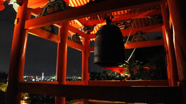 清水寺の鐘楼のピンクリボンライトアップと京都タワー