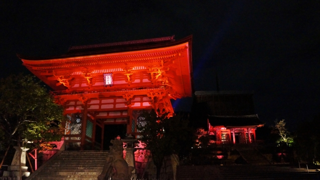 清水寺の仁王門と西門のピンクリボンライトアップ