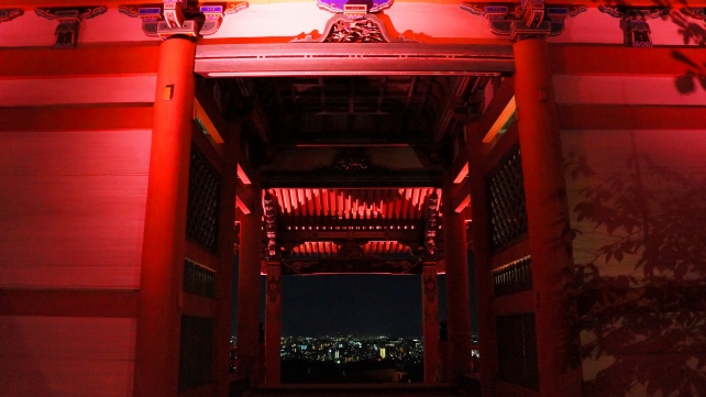 清水寺の西門のピンクリボン活動のライトアップ