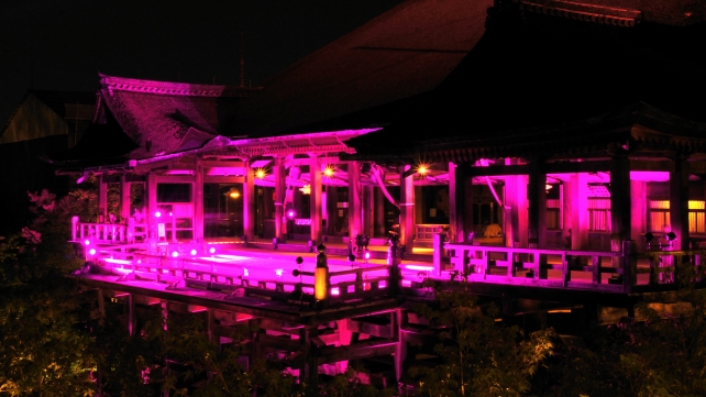 清水寺本堂のピンクライトアップ