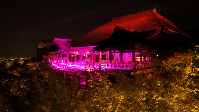 清水寺の本堂のピンクリボンキャンペーンライトアップ