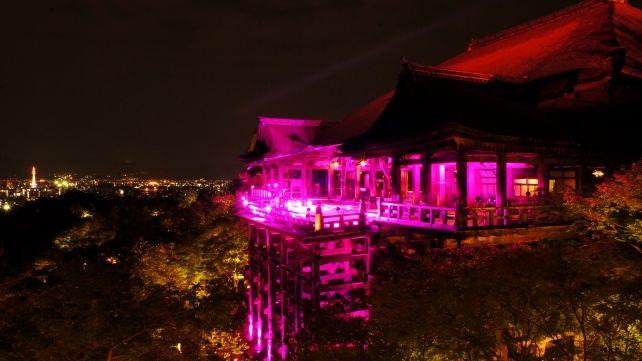 清水寺の本堂のピンクリボン協賛ライトアップと京都タワー