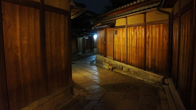 夜の情緒ある京都石塀小路