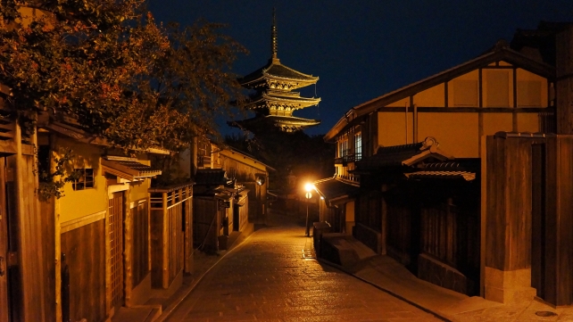 京都八坂の塔の幻想的な夜景