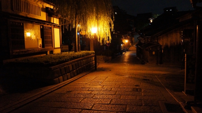 祇園の二年坂から産寧坂続く道の風情ある街並みの夜景