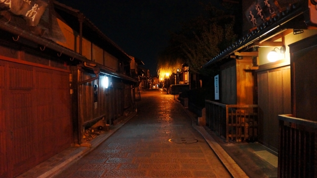 祇園の二年坂から産寧坂は続く道の情緒ある街並み