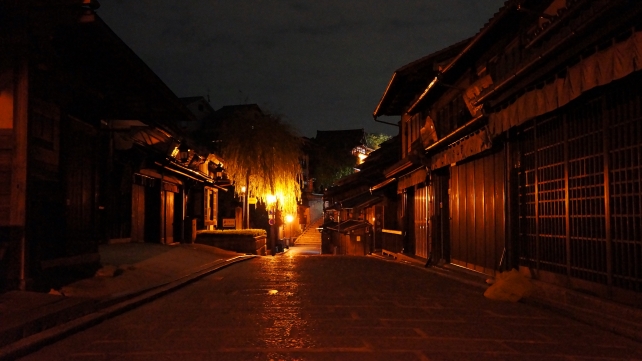 祇園の情緒ある二年坂から産寧坂へ続く道の夜景