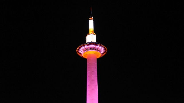 ピンク色に光る京都タワーのピンクリボンのライトアップ