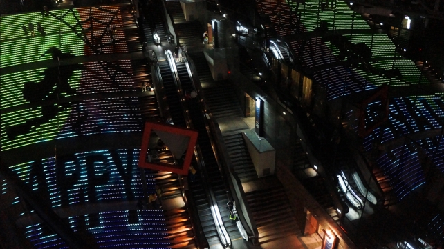 光の演出にそまる京都駅ビルの大階段