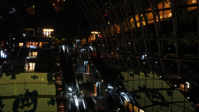 駅ビルの大階段のライトアップ