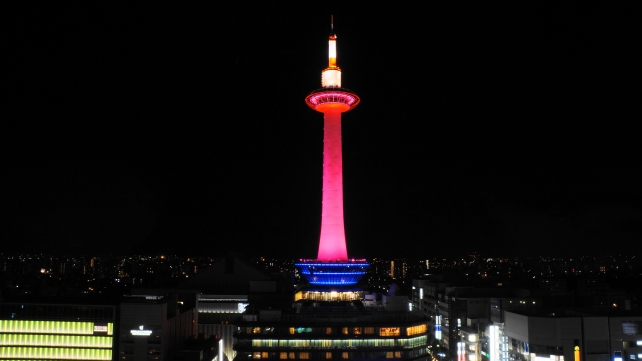 駅ビルの宮中経路から眺めたピンク色にライトアップされる京都タワー 2014年10月