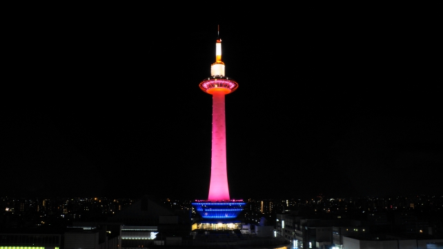 駅ビルの宮中経路から眺めた京都タワーのピンクリボンライトアップ