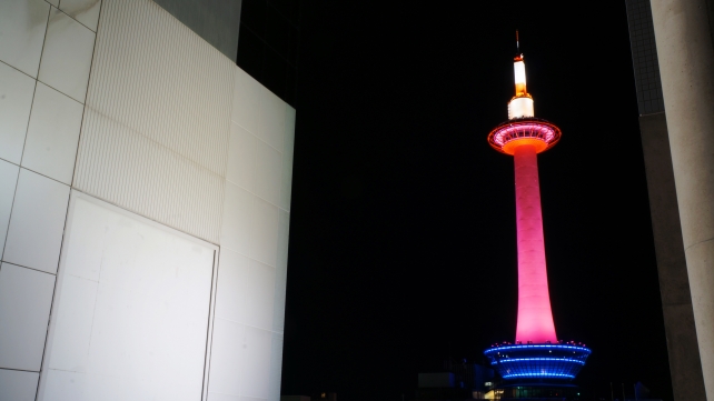 京都タワーのピンクリボンのライトアップと駅ビル