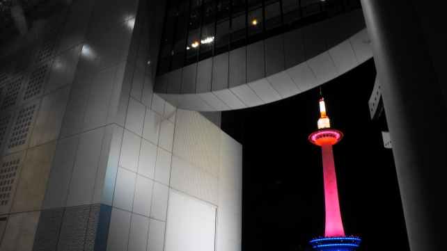 京都駅ビルと京都タワーのピンクリボンのライトアップ