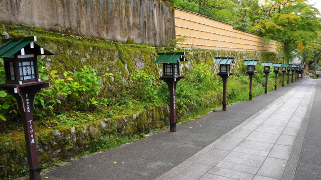 長楽寺の奥ゆかしい山門前の参道