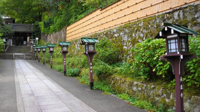 長楽寺の山門前の綺麗な参道