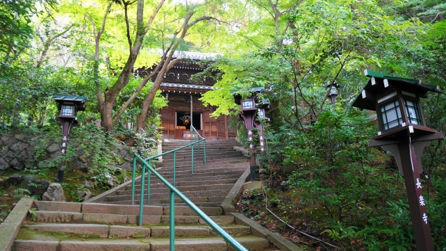 長楽寺の静かな本堂前石段