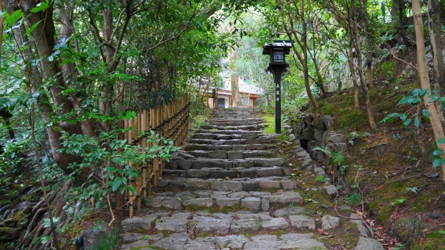 長楽寺の収蔵庫前石段