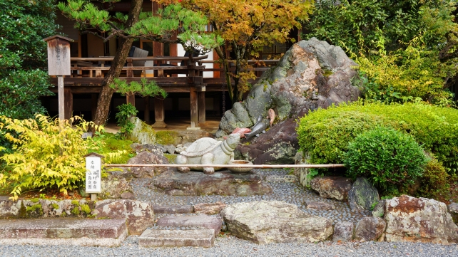松尾大社　玄関横の亀と鯉