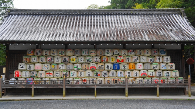 松尾大社　神輿庫の酒樽