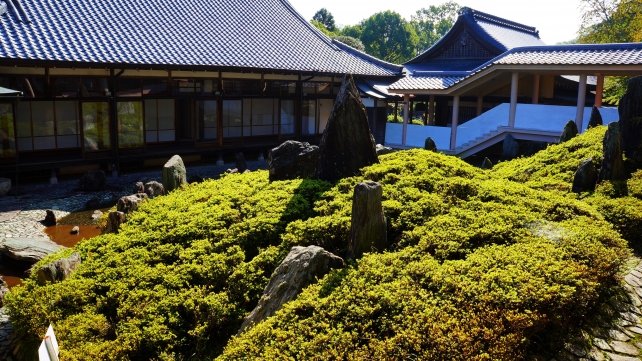 京都のお酒の神社の松尾大社の曲水の庭