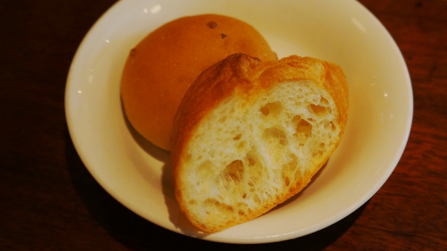 京都御幸町のサンクカフェ（cinq cafe）の本日のお肉料理（1080円）のパン