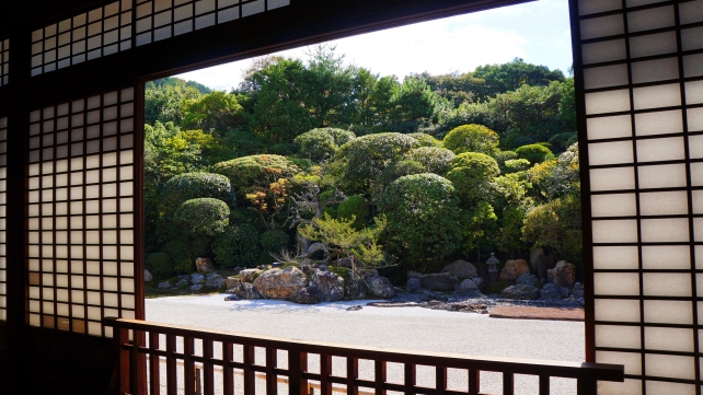 金地院の優雅な鶴亀の庭園