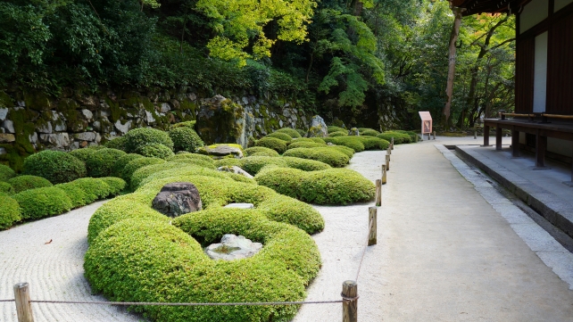 京都知恩院の方丈庭園の美しい二十五菩薩の庭