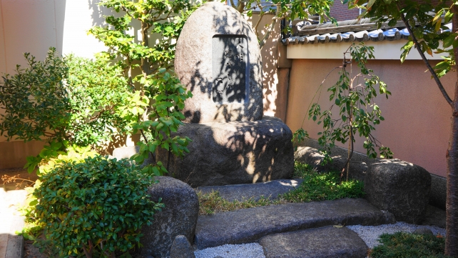 粟嶋堂宗徳寺の人形癒やしの石碑