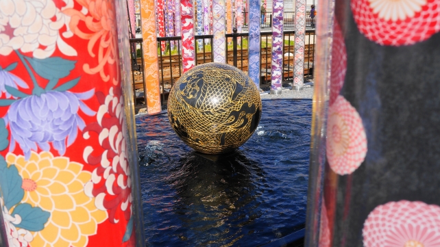 嵐電嵐山駅の綺麗な京友禅ポールと「龍の愛宕池」