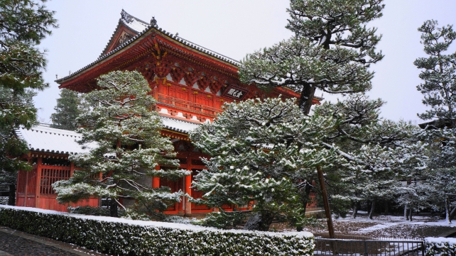 大徳寺の雪の山門