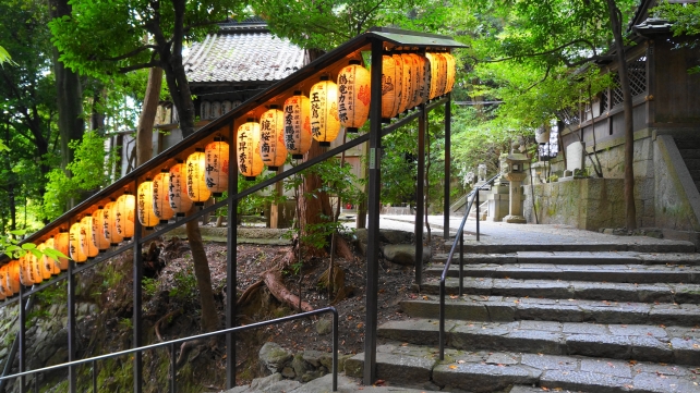 八神社の長い石段