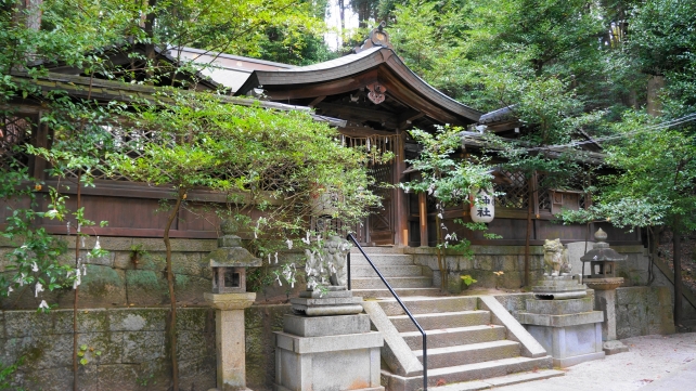八神社の本殿