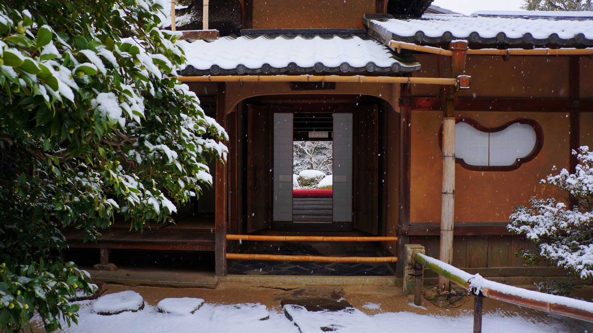 詩仙堂の玄関から見える雪化粧した庭園