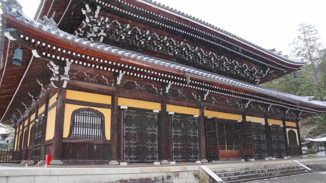 雪につつまれた南禅寺の法堂