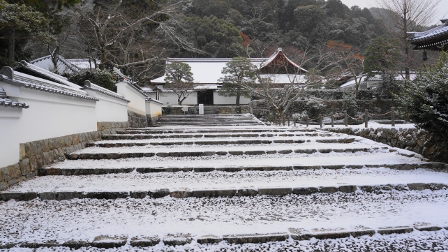 南禅寺の南禅僧堂前の一面の美しい雪化粧
