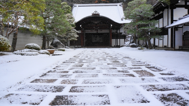南禅寺の方丈の厳かな雪景色