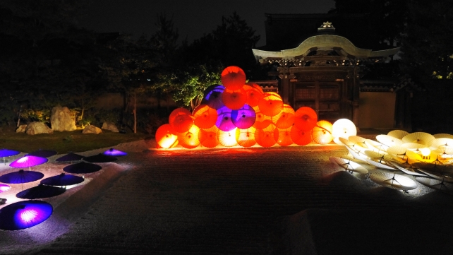 高台寺の方丈庭園の見事な和傘のライトアップ