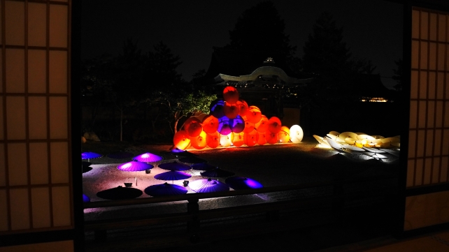 華やかな和傘のライトアップにつつまれた高台寺の方丈庭園