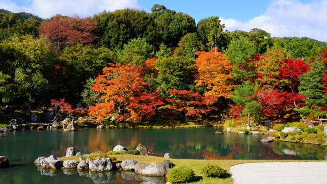 色とりどりの紅葉につつまれた天龍寺の曹源池庭園